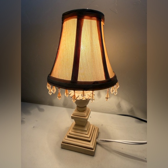 VTG Victorian Cream table lamp Resin base nightstand 11”H Fabric Fringed Shade